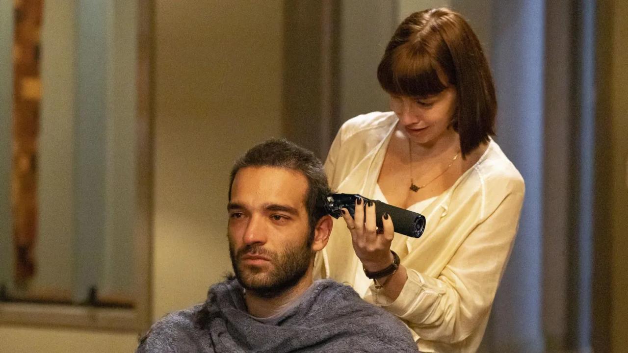 Solange raspa a cabeça de Afonso em cena emocionante de Vale Tudo