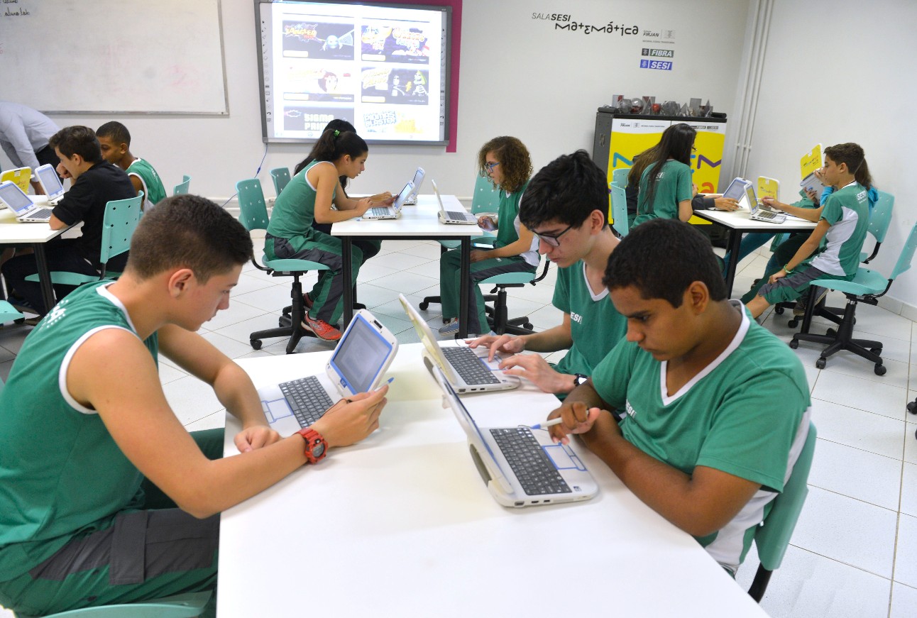 Jovens conectada estudando pelo computador