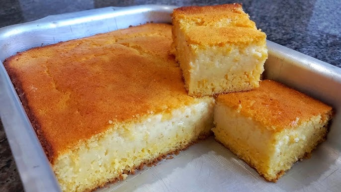 bolo de milho cremoso com queijo em fatia fofa e dourada