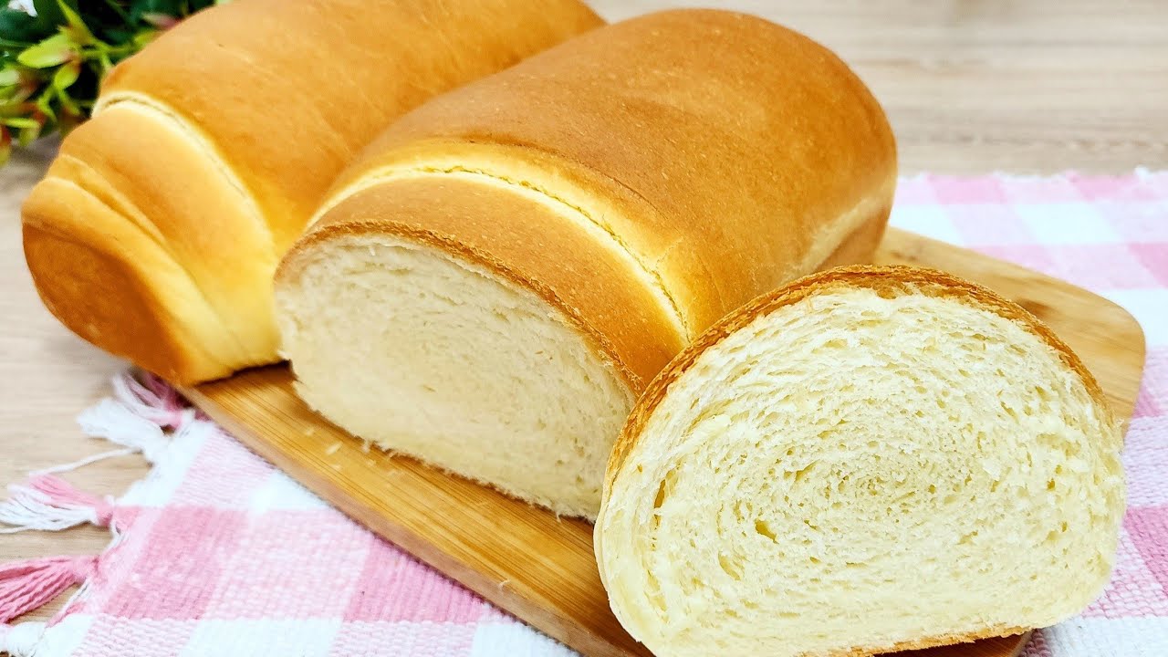 pão caseiro sem sovar dourado e fofinho pronto para servir