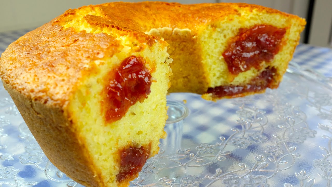 bolo de fubá fofinho com pedaços de goiabada