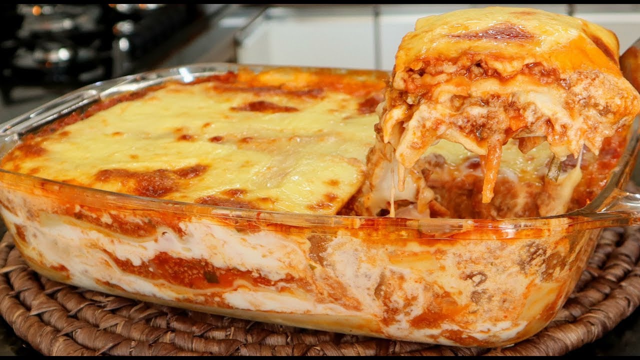 lasanha à bolonhesa gratinada com orégano e manjericão fresco