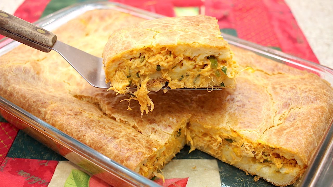 torta de frango cremosa dourada servida em fatias