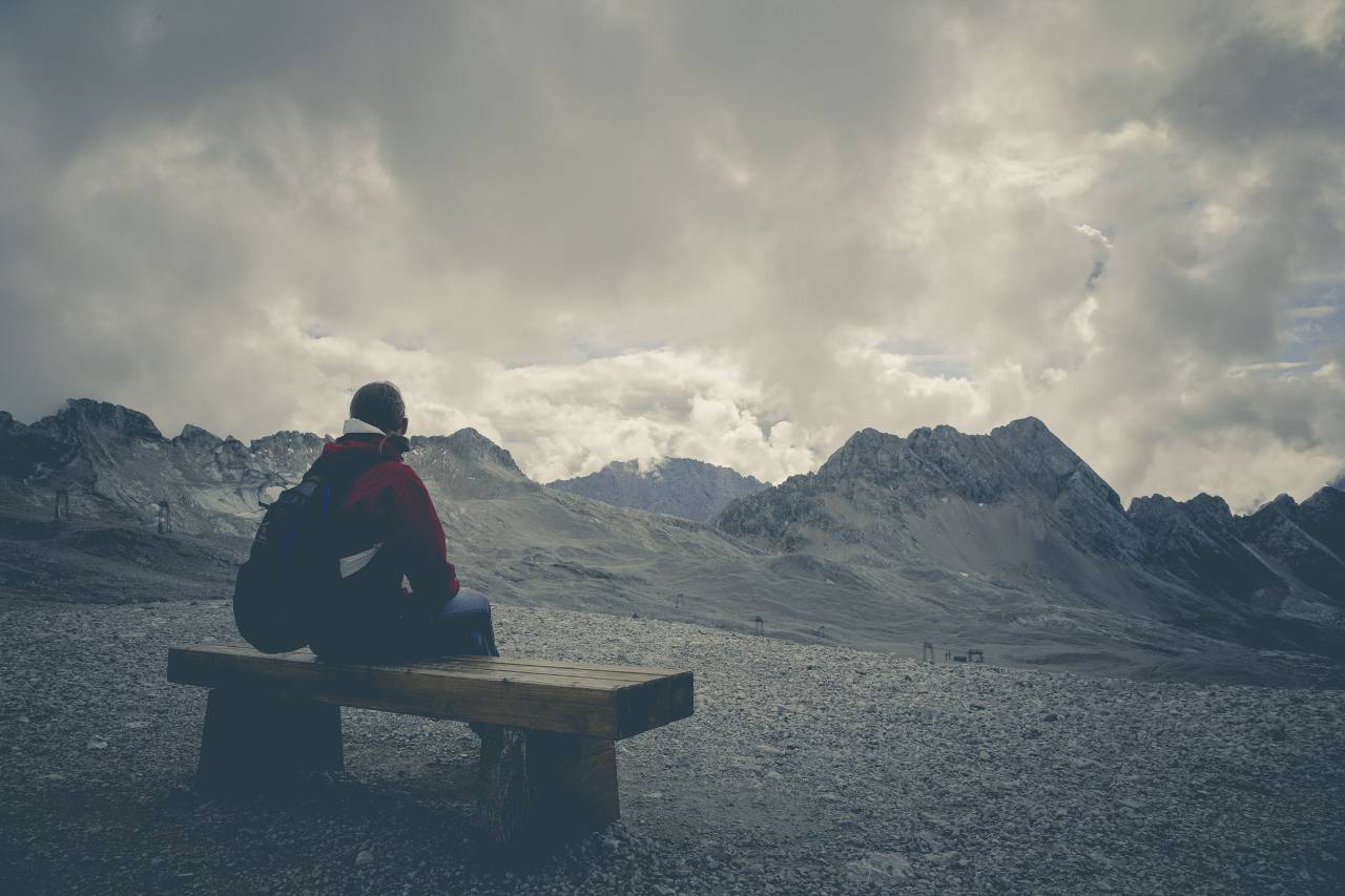 sentado sozinho no banco olhando para o além