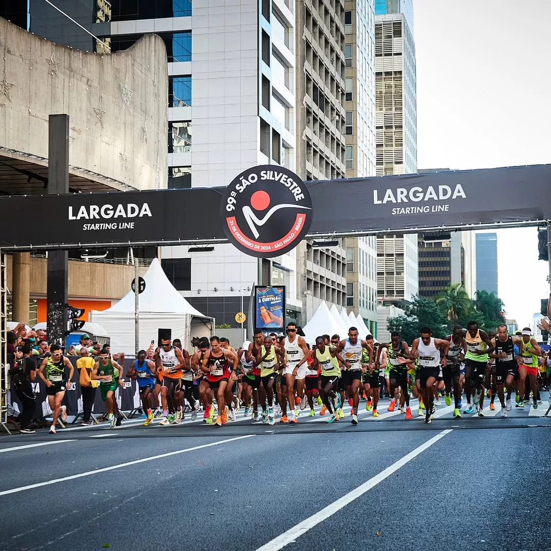 Corredores largando na Avenida Paulista durante a São Silvestre