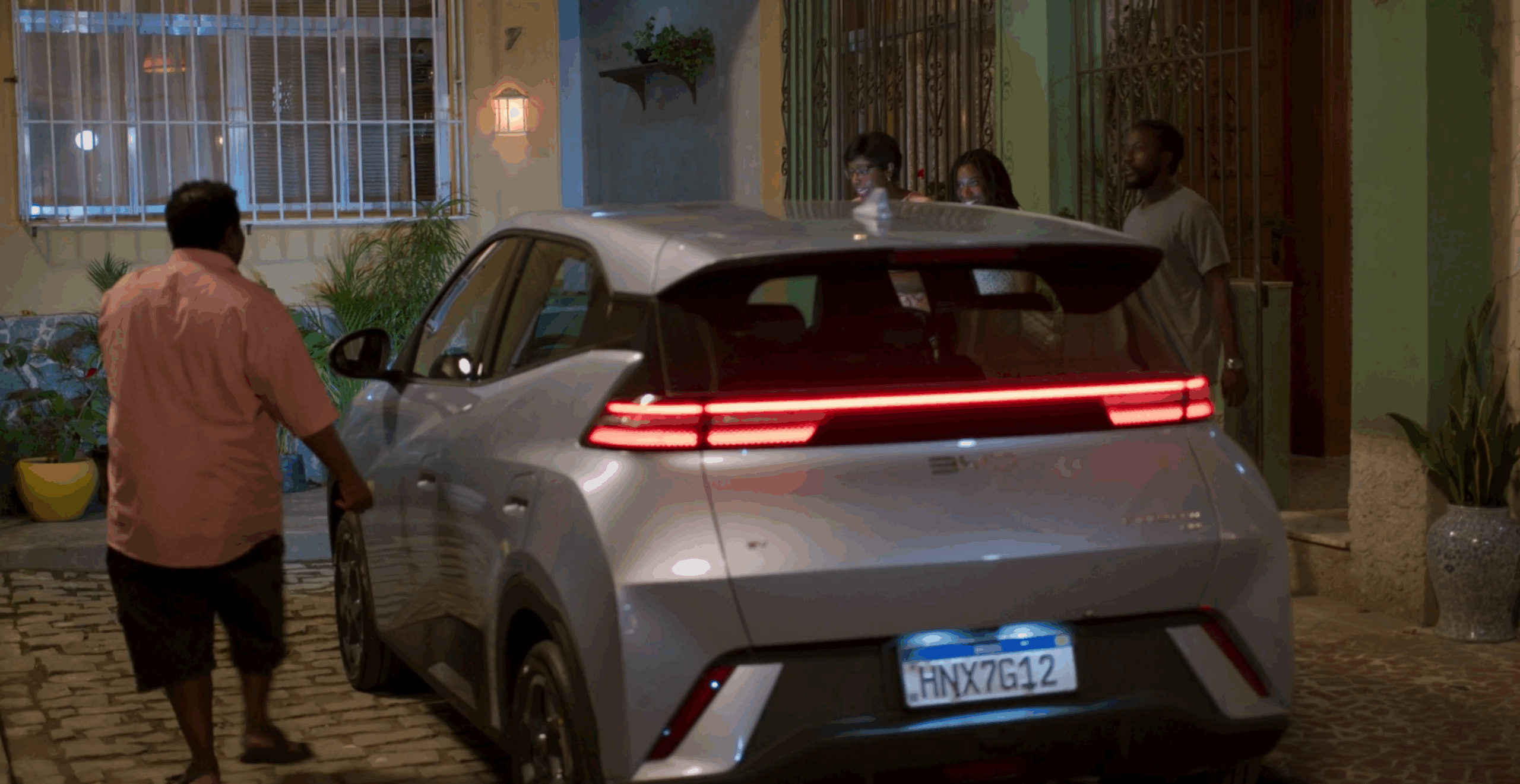 Jarbas compra carro da BYD e celebra com a família em Vale Tudo