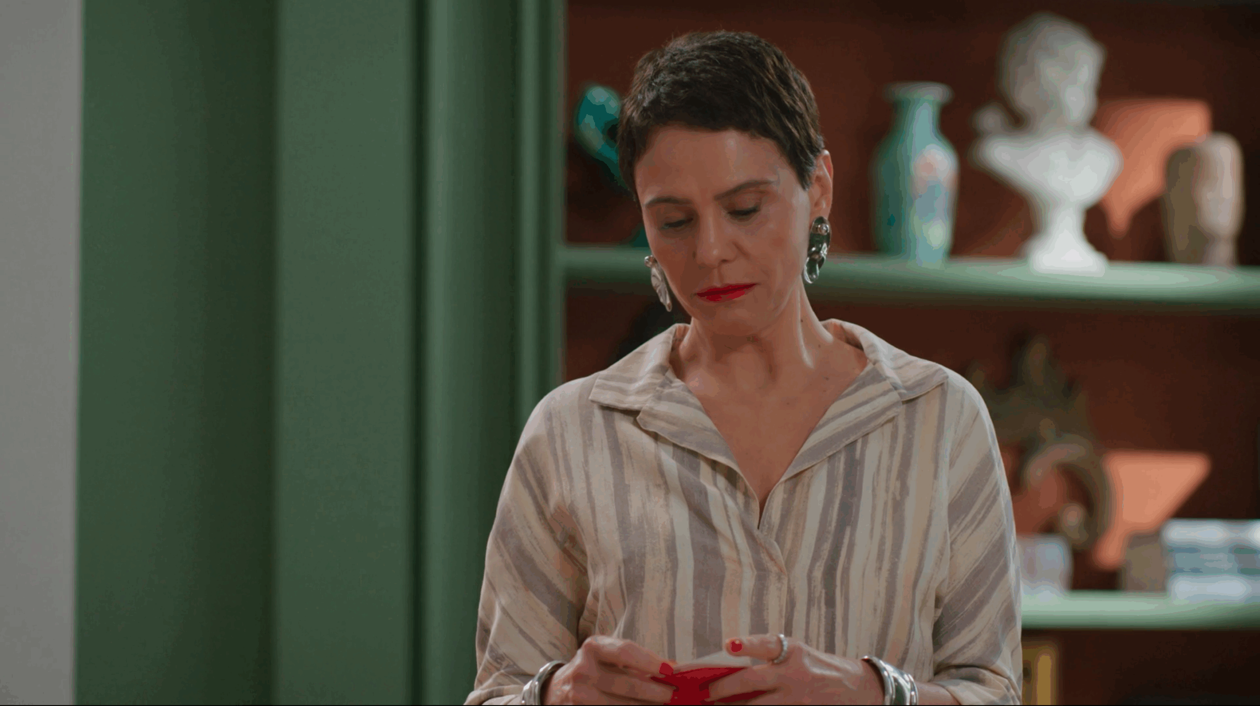 Celina recebe flores misteriosas em nome de Olavo