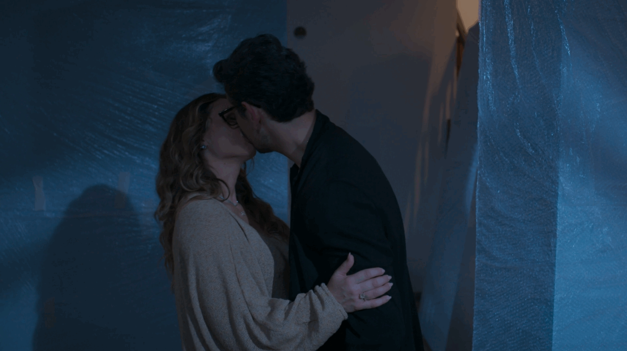 Heleninha e Renato se beijam