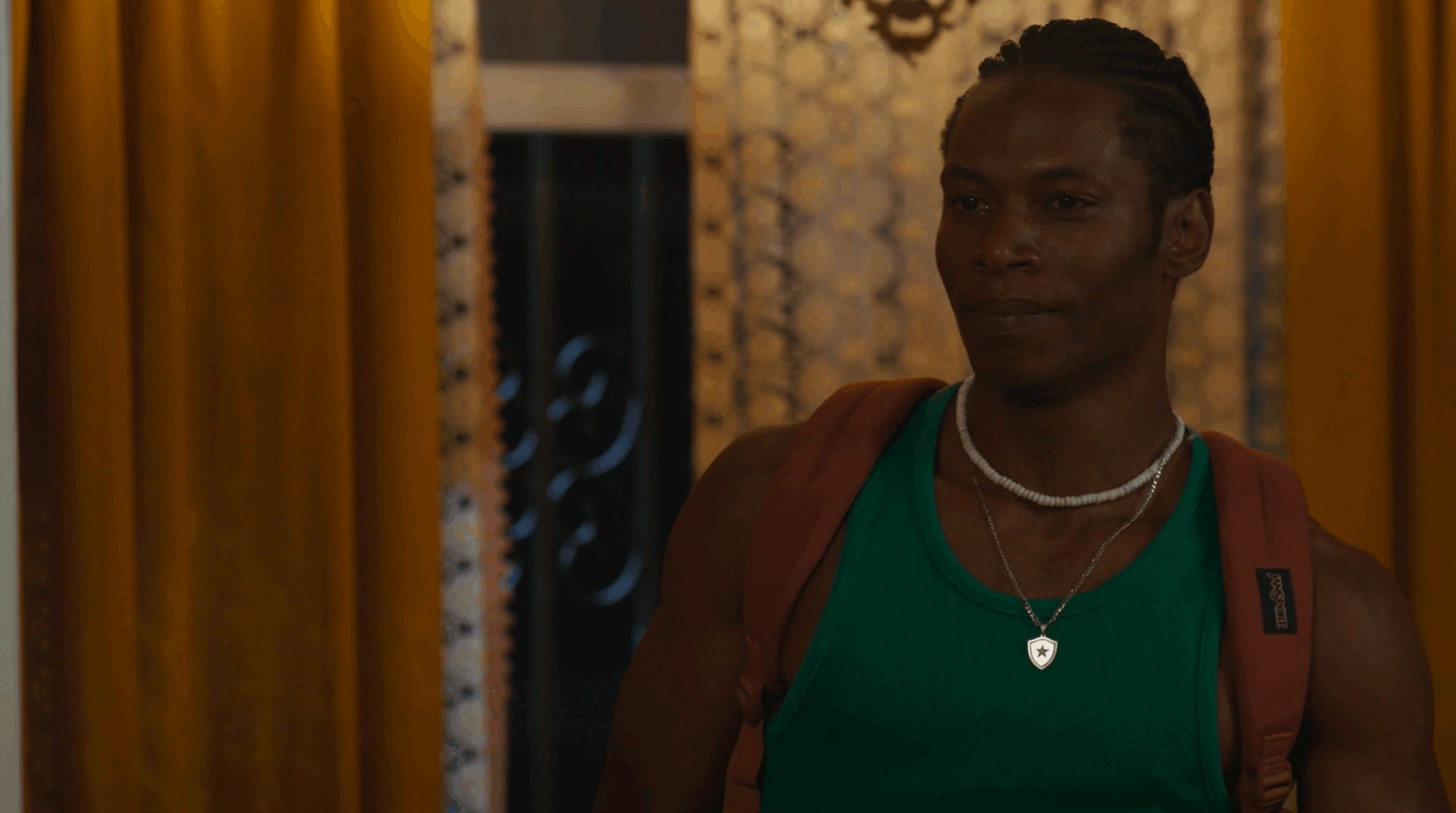 André chega em casa abalado após término com Aldeide