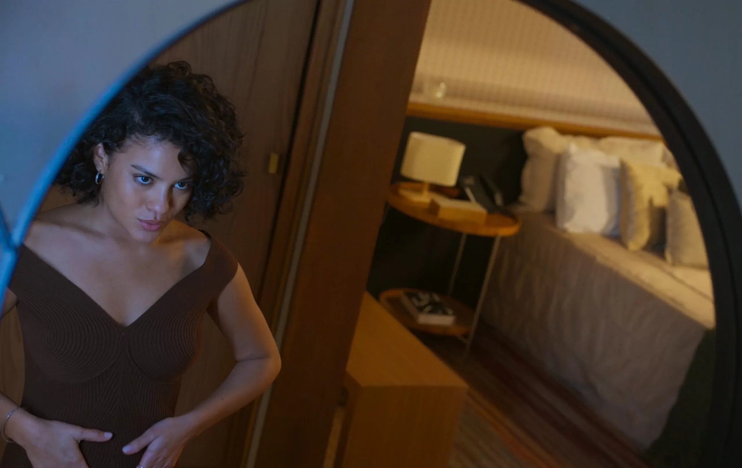 Fátima se olha no espelho após comentário cruel em Vale Tudo