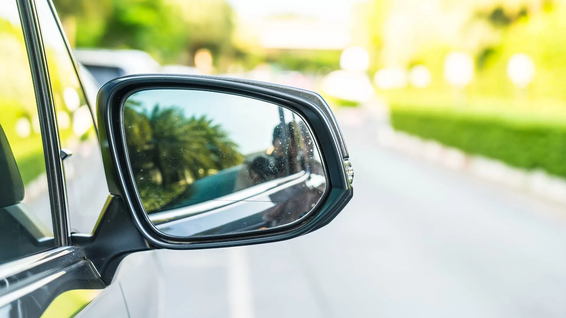 retrovisor de carro com reflexo da estrada