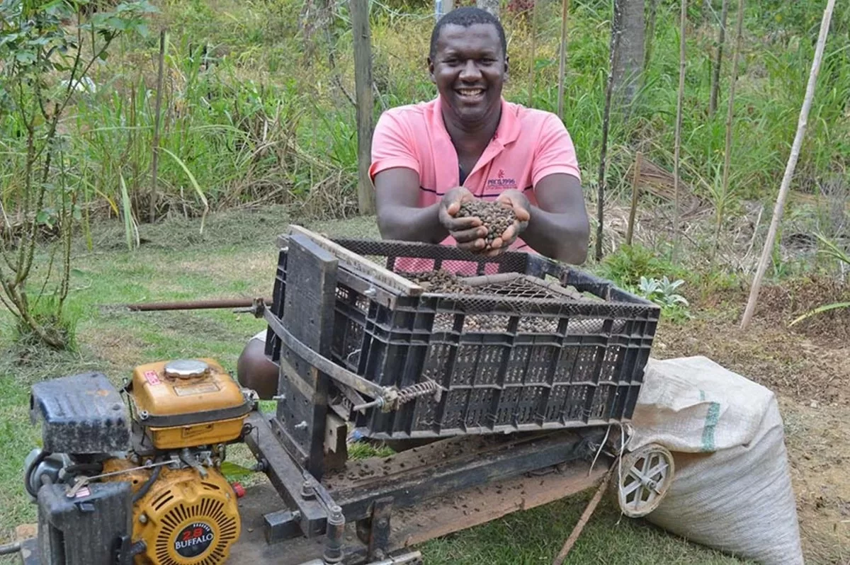 Inventor capixaba mostra máquina peneirador de café que limpa 420 kg/h