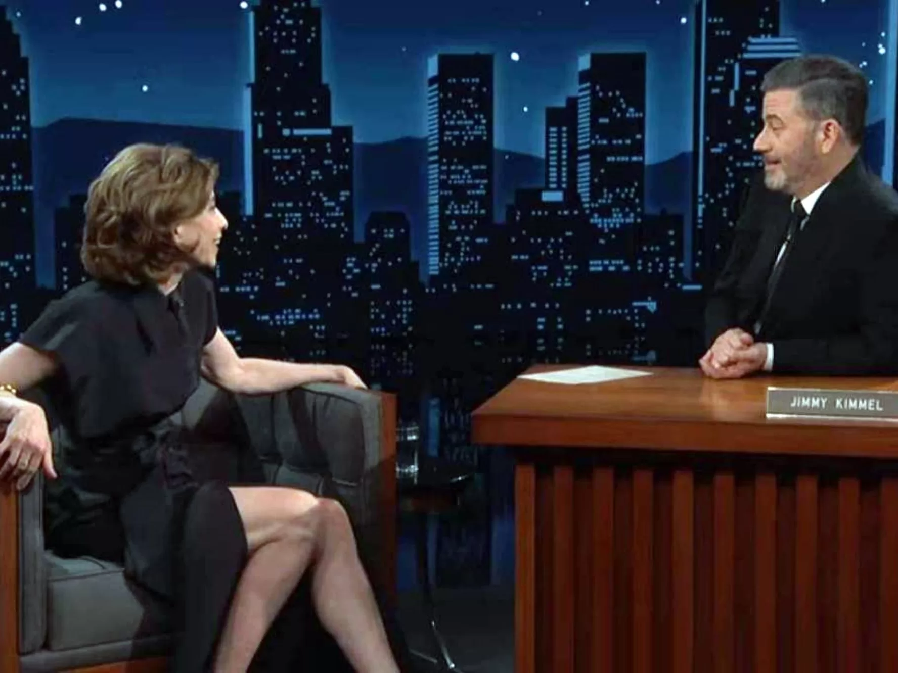 Jimmy Kimmel durante entrevista com Fernanda Torres em seu talk show nos estúdios da ABC