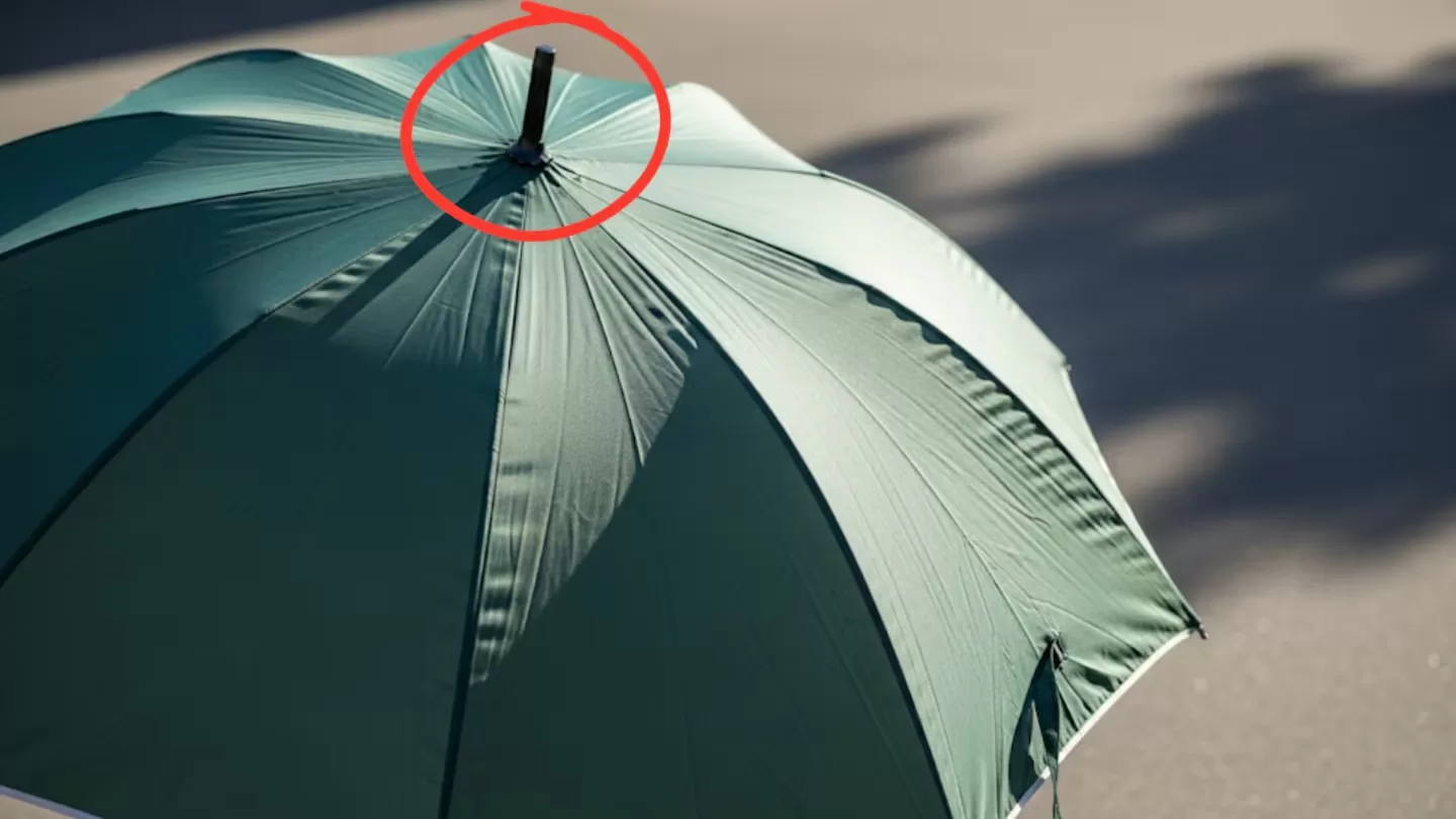 ponta metálica no topo de guarda-chuva