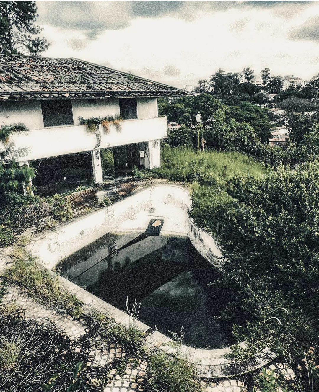 fachada abandonada da mansão de Hebe Camargo no Morumbi antes da demolição