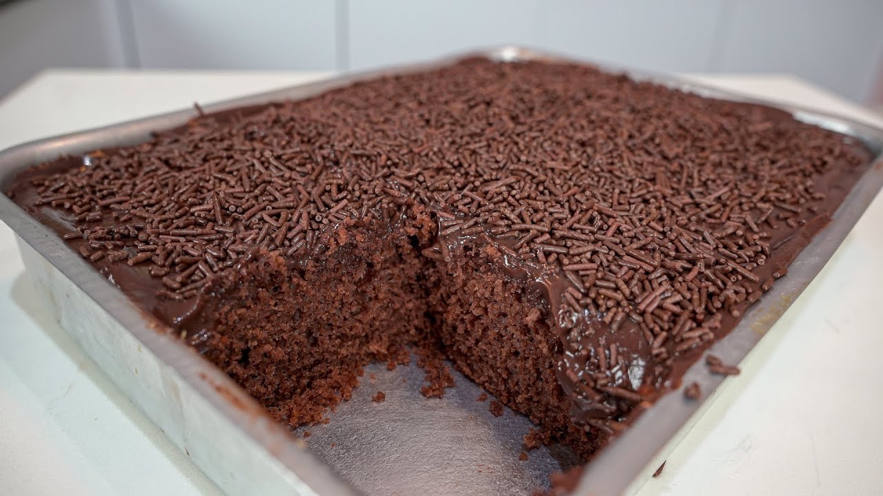 bolo de chocolate fofinho com cobertura de brigadeiro cremoso espalhado por cima
