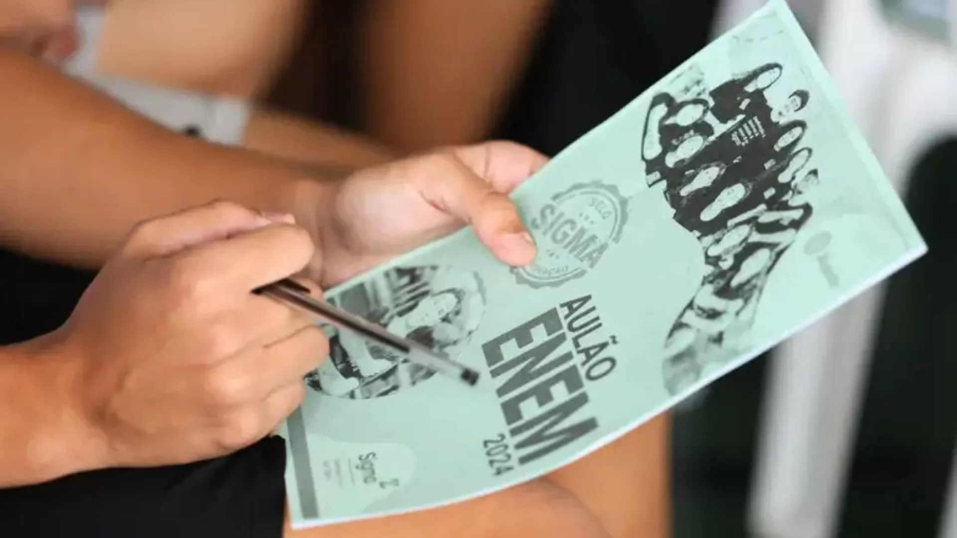 10 possíveis temas de redação para o Enem 2025, segundo professores de português